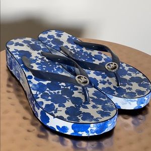 Like new! Michael Kors Blue Floral thong sandal 7